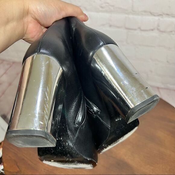 7 (37) YVES SAINT LAURENT PARIS (YSL) buttery soft leather ankle booties… - Picture 8 of 11